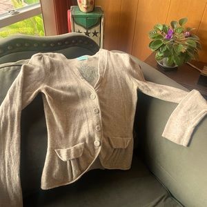 Adorable kimchi & blue 🖤 sweater. Size medium but seems to run small.